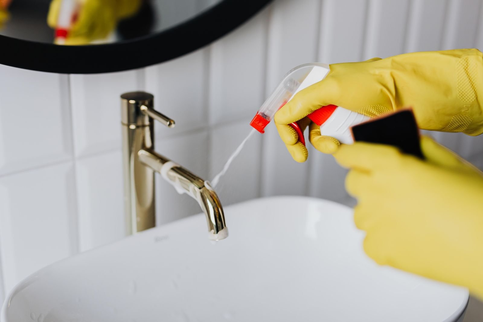 Deep cleaning a Manchester home kitchen